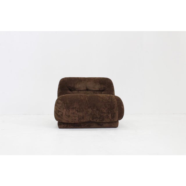 Vintage Italian armchair in a brown teddy velvet fabric from the 1970s. The armchair is very comfortable.