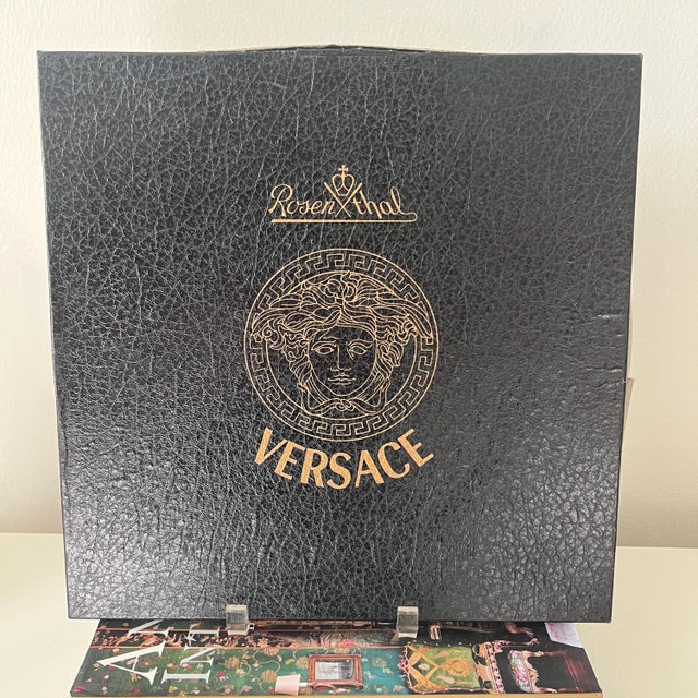 Mid-Century Modern Versace x Rosenthal 1999 Christmas plate "A World of Peace" // Doves and Olive Branch Limited edition plate #268 of 9999 // original box For Sale - Image 3 of 12