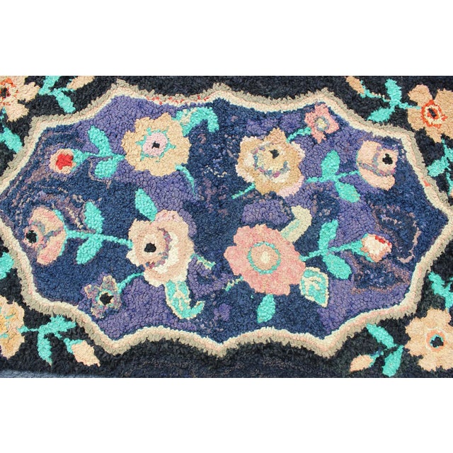 American Hooked Rug in Floral Pattern With Medallion on Purple/Blue, Black For Sale In Atlanta - Image 6 of 9