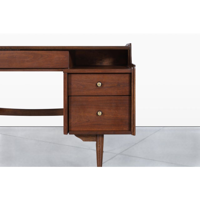 Mid-Century Modern 1960s Vintage Walnut “Mainline” Desk by Hooker Furniture For Sale - Image 3 of 13