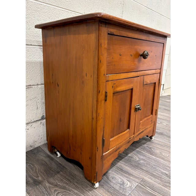 Antique Pine Pennsylvania Style Rustic Farmhouse Style Nightstand Side Table For Sale - Image 4 of 9