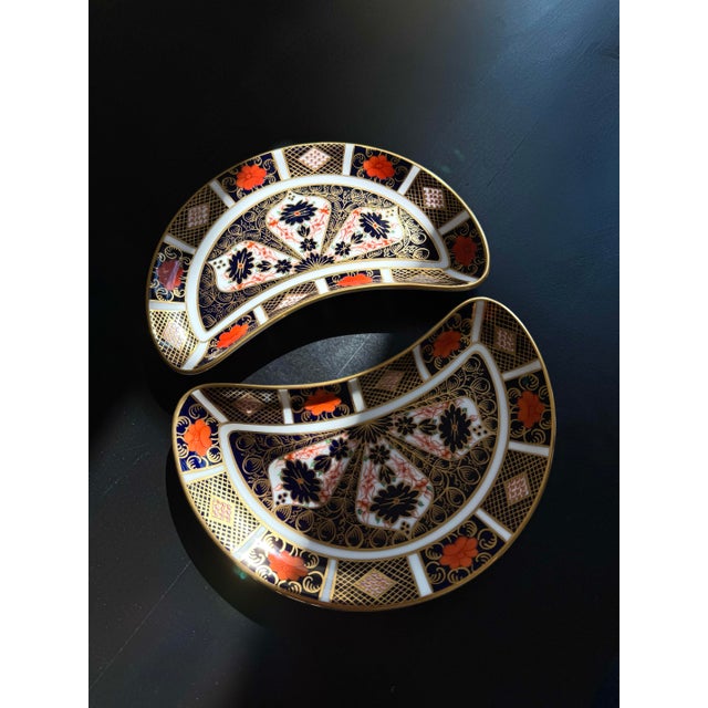 English 1974 Royal Crown Derby Old Imari ~ Pattern 1128 ~ XXXVII ~ Crescent Serving Dish For Sale - Image 3 of 10