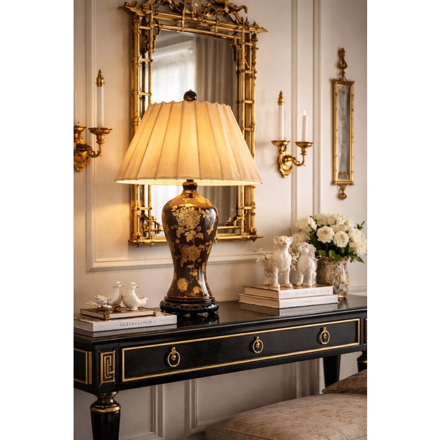Vintage Chinoiserie Table Lamp With Gold Floral Motif, Brown Lacquered Glass Body and Original Pleated Shade – David W. Estate For Sale - Image 11 of 11