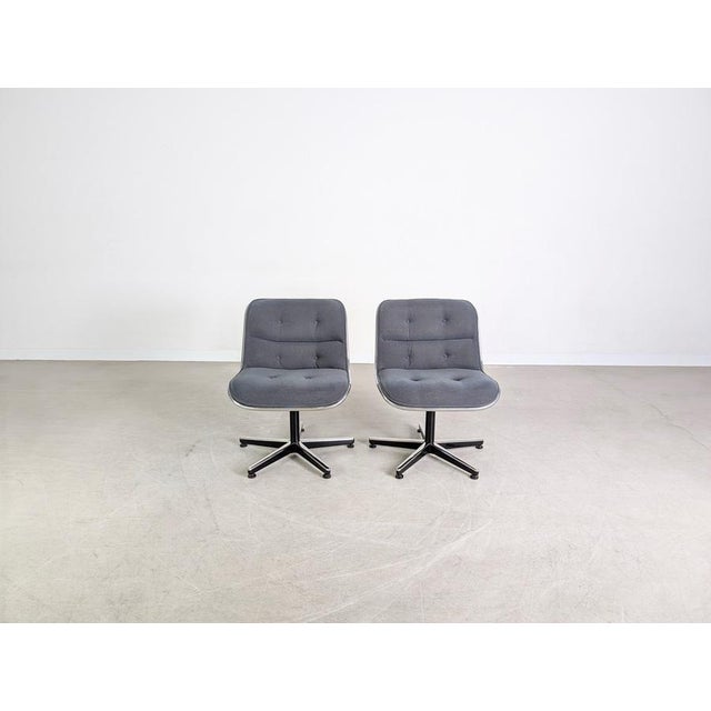 Beautiful set of two lounge chairs from the renowned German manufacturer Knoll International. Designed by Charles Pollock,...