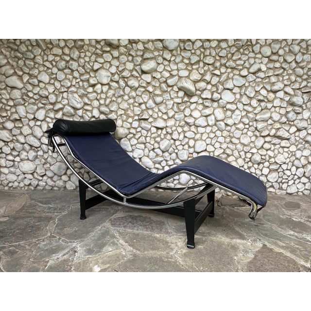 1990s LC4 Chaise Lounge in Blue Leather by Le Corbusier, Pierre Jeanneret & Charlotte Perriand for Cassina, 1980s For Sale - Image 5 of 18