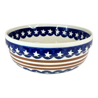 1980s Vintage Arts & Crafts Americana Boho Chic Boleslawiec Pottery Round Serving Dish - 4th of July For Sale