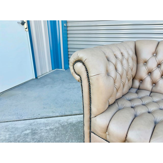 Mid-Century Modern 1970s Vintage Tan Leather Tufted Chesterfield Loveseat For Sale - Image 3 of 12