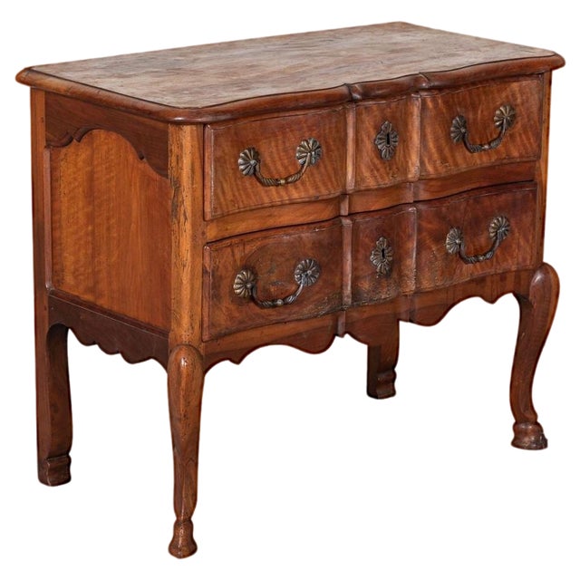 Early 19th Century French Walnut Commode For Sale