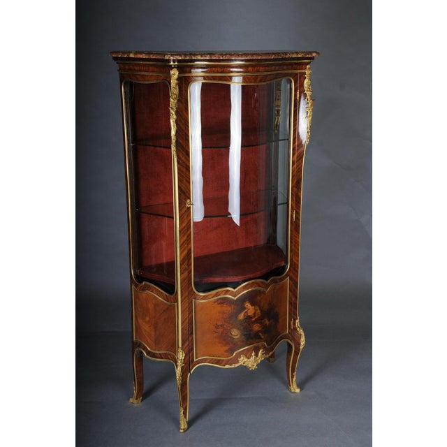 Antique Louis XV display cabinet Napoleon III, Paris, around 1880 Fine veneer on solid oak, veneered and paneled with...
