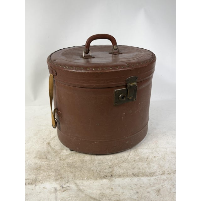 Antique Hat Box in Lined Cardboard and Leather, 1890s For Sale - Image 16 of 17