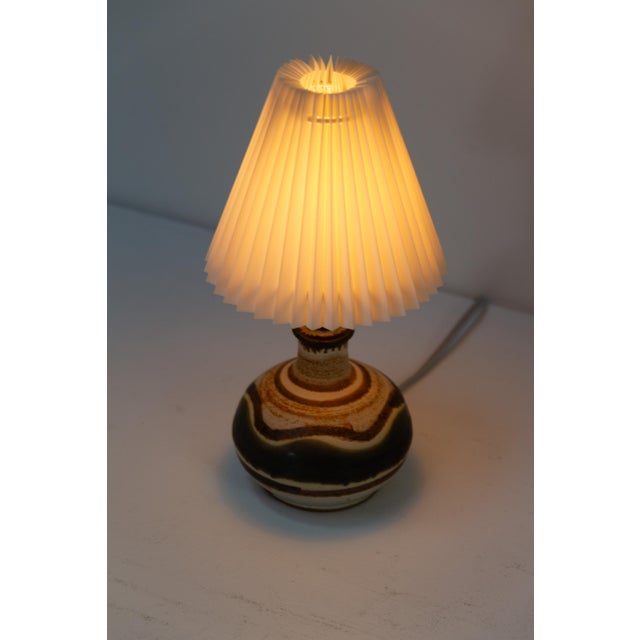 Small Danish Modern Brown Ceramic Table Lamp by Jette Hellerøe, 1960s For Sale - Image 4 of 17