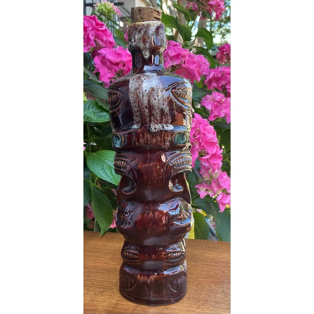 Mid-Century Modern Vintage 1970s Hand-Glazed Ceramic Māori Tekoteko Decanter - New Zealand Mid-Century Barware Attributed to Orzel Pottery For Sale - Image 3 of 10