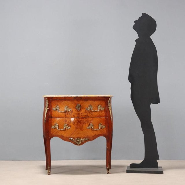 Small late Baroque-style chest of drawers in mahogany and rosewood. Two drawer fronts with central floral inlay in maple...