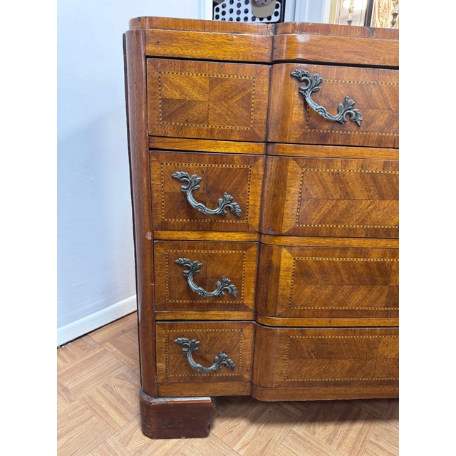 French Provincial Serpentine Walnut Commode, C. 1880–1910 — Herringbone Veneer & Ebony Stringing For Sale - Image 4 of 12