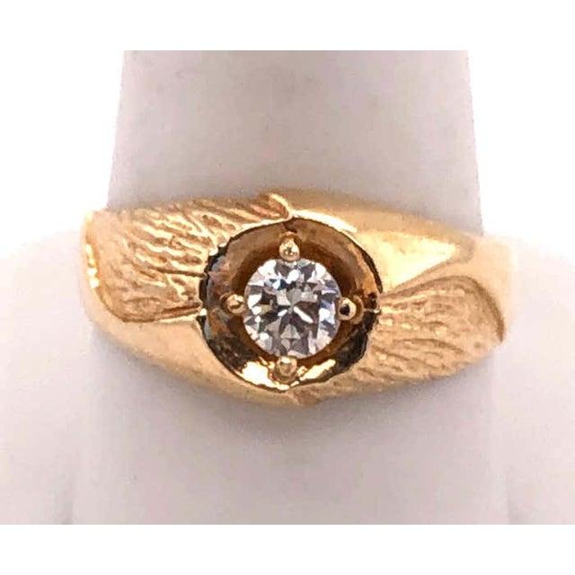 Modern 14 Karat Yellow Etched Gold Fashion Ring With Solitaire Round Diamond For Sale - Image 3 of 12