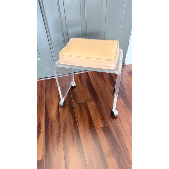 Akko Goldenbeld 1970s Waterfall Lucite Vanity Stool on Rollers For Sale - Image 4 of 7