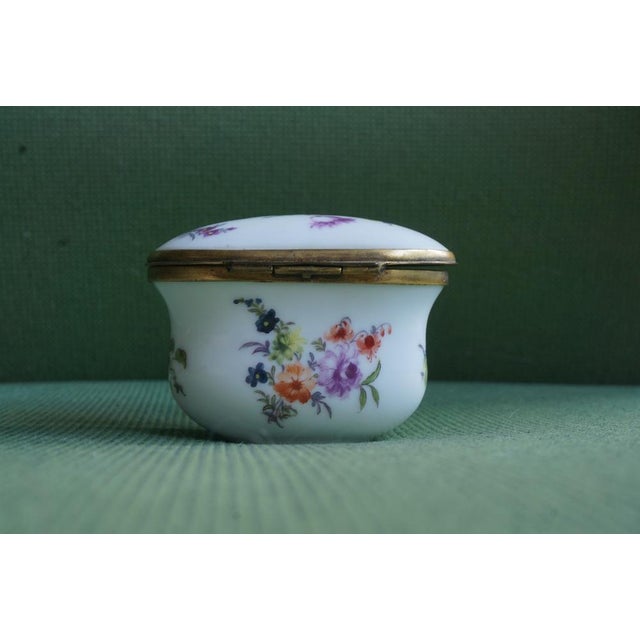 Ceramic 18th Century Porcelain Snuffbox For Sale - Image 7 of 11