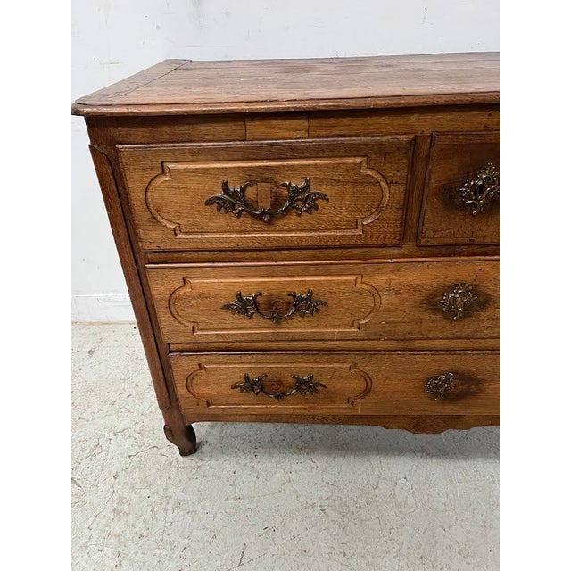 Louis XV Style Chest of Drawers in Oak, 1800s For Sale - Image 5 of 15