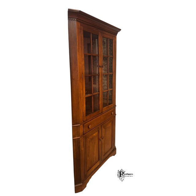 Vintage Traditional American Style Mahogany Corner / Display Cabinet For Sale In Greensboro - Image 6 of 12