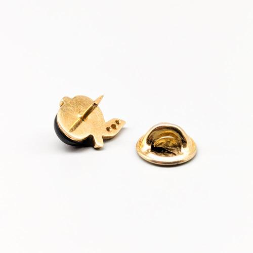 18 Karat Gold Pin with Diamonds For Sale - Image 3 of 4