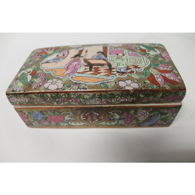 17th Century Chinese Porcelain Covered Box with Figural Decoration A rare and finely decorated 17th century Chinese...