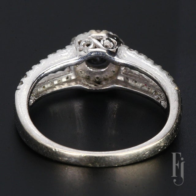 Contemporary 14k White Gold Split Shank Ring With Halo & Black Diamond Center - Size 6.75 For Sale - Image 3 of 6