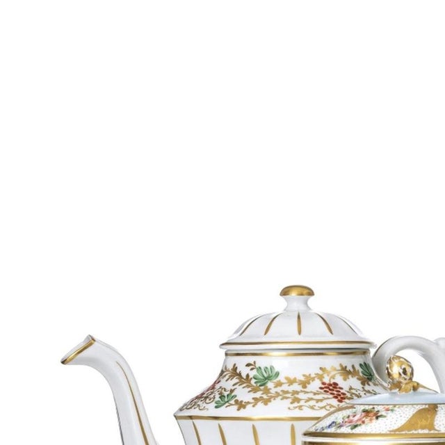 Porcelain - Armando Pimentel - Vista Alegre. Two teapots; gravy boat and tureen in molded porcelain from the Vista Alegre...