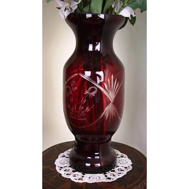 Hand-cut vase made of recycled lead crystal with a floral motif. Dimensions: height 32 cm, diameter 12 cm