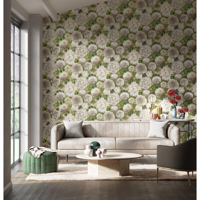 A stunningly detailed display this hand painted design is definitely best in show! Subtle variations of colour highlight...