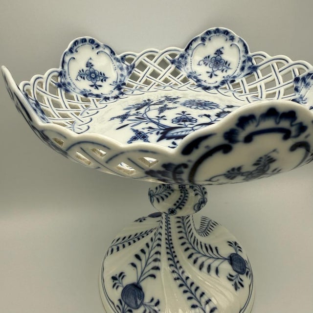 Antique Porcelain Zwiebelmuster Ceremonial Bowl with Knauf-Schwerts Mark from Meissen, 1850-1910 For Sale - Image 10 of 15