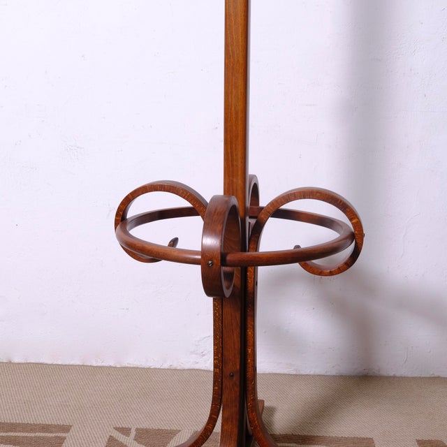 Beautiful curved wood coat rack/hanger, 1960s-70s. Well maintained, excellent piece of furniture.