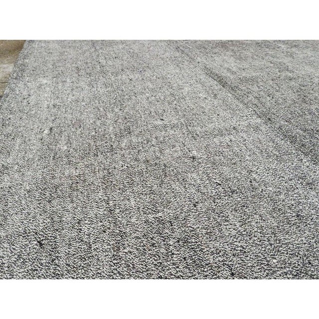 Galerie Shabab Collection Mid-20th Century Handmade Turkish Flatweave Kilim Large Room Size Carpet in Grey For Sale In New York - Image 6 of 10