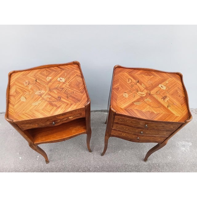 French Late 19th Century Pair of French Louis XV Style Rosewood Side Tables Nightstands by Haentges Freres For Sale - Image 3 of 15