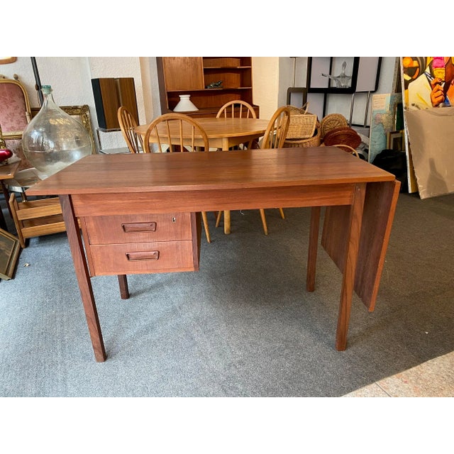 The desk has an extension, opens with 2 drawers, the top one has a lock (without its original key) It can be positioned in...