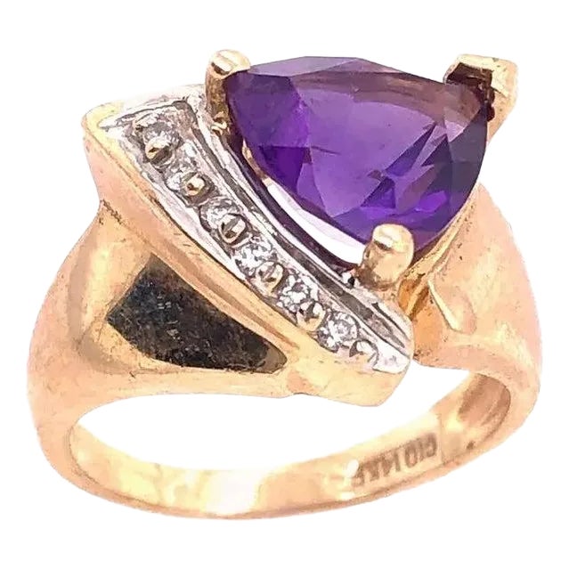 14 Karat Yellow Gold Fashion Ring With Amethyst and Round Diamond, Size 5 For Sale