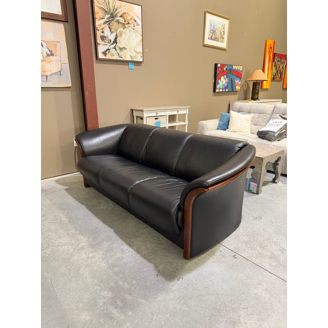 A beautifully tailored Stressless Manhattan sofa by Ekornes, showcasing the understated sophistication of Scandinavian...