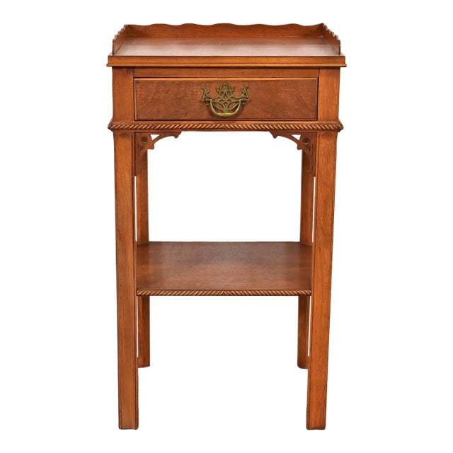 Georgian Carved Mahogany Nightstand or Occasional Side Table by Northern Furniture Co., Circa 1960s For Sale