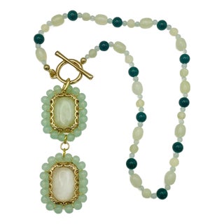 1980s Green Gemstone Jade Bead Necklace Gold Tone Toggle Closure For Sale