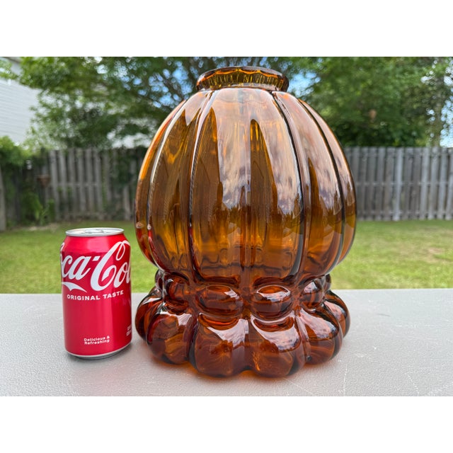 Offering for sale this gorgeous vintage hand-blown amber art glass melon-ribbed lamp shade with the following features: -...