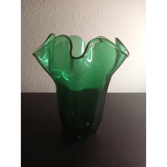 Green 1980s Handblown Emerald Green Ruffled Edge Handkerchief Vase For Sale - Image 8 of 8