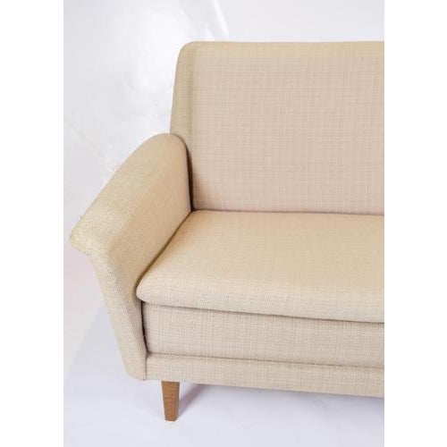 The two-seater DUX sofa in light wool, designed by Folke Ohlsson and produced by Fritz Hansen, represents a fusion of...