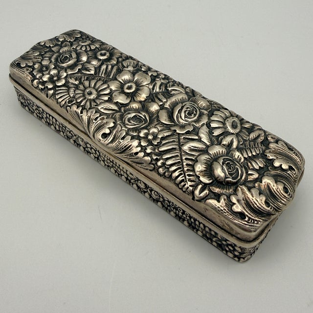 Antique Repoussé Frisiertisch Set in Sterling Silber from Tiffany & Co., 1890s, Set of 7 For Sale - Image 5 of 18