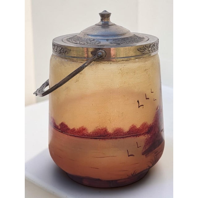 Enamelled glass biscuit jar, circa 1900 / Mill design. Height 18.5 cm Diameter 13.5 cm In good condition with signs of use...