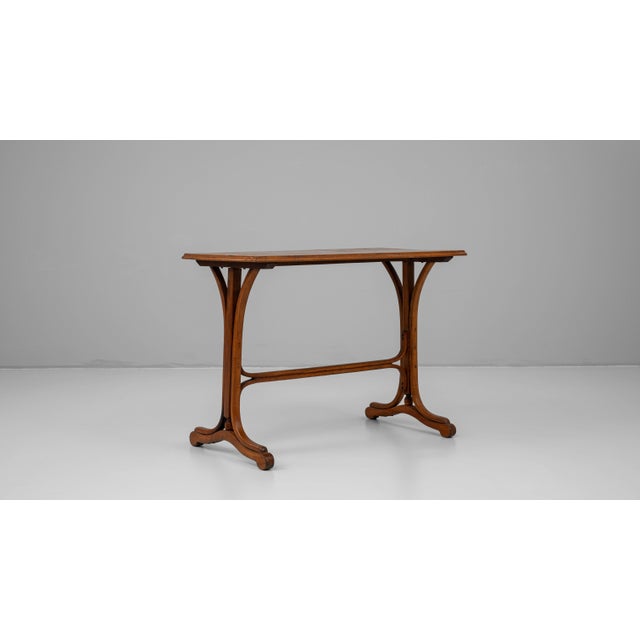 This 1900s Austrian wooden side table showcases the refined craftsmanship and elegant design characteristic of early 20th-...
