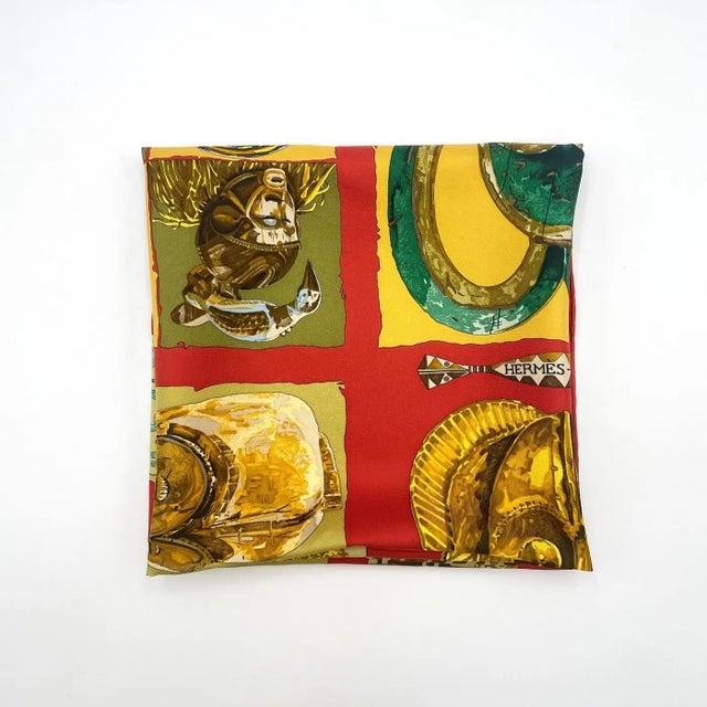 A 1982 Full Set Hermes Carrè Silk Scarf Masques Et Casques by Julia Albadie For Sale - Image 10 of 18