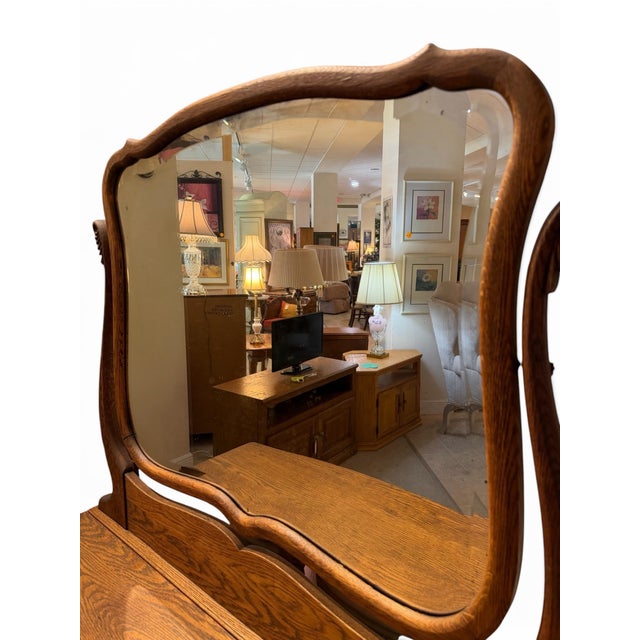 Antique American Quarter-Sawn Oak Serpentine Dresser With Wishbone Mirror For Sale In West Palm - Image 6 of 11