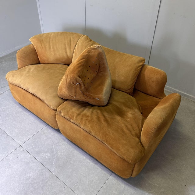 Vintage Confidential Two-Seater Modular Sofa in Ochre Suede by Alberto Rosselli for Saporiti, Italy, 1970s For Sale - Image 9 of 11