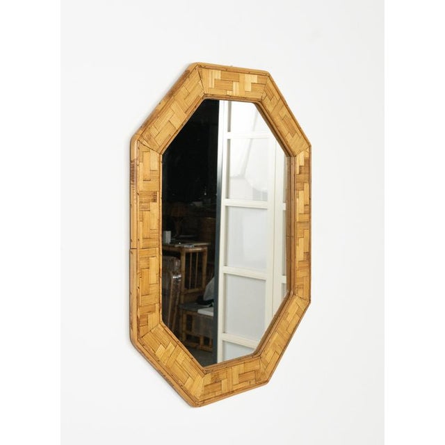 Midcentury beautiful octagon al wall mirror in rattan and bamboo in the style of Vivai Del Sud. Made in Italy in the...