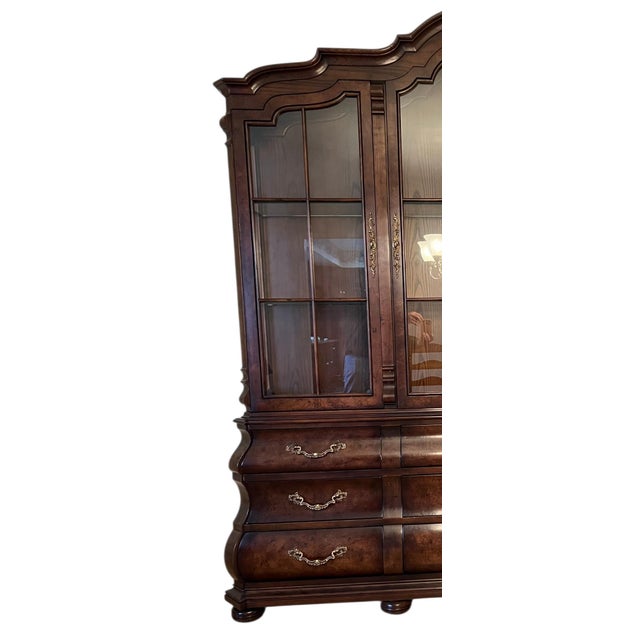 Brown 1980s Henredon Four Centuries Louis XV Breakfront China Cabinet Hutch Burlwood Bombe For Sale - Image 8 of 14