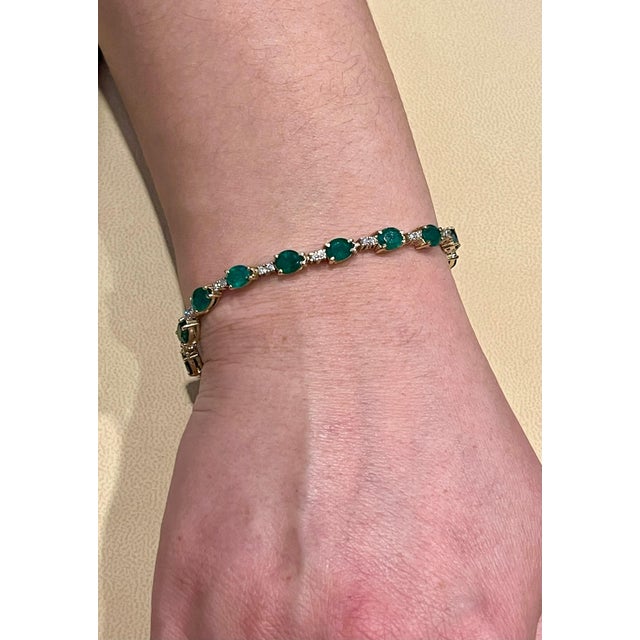 12 Ct Natural Brazilian Emerald and Diamond Tennis Bracelet 14 Karat Yellow Gold For Sale In New York - Image 6 of 8